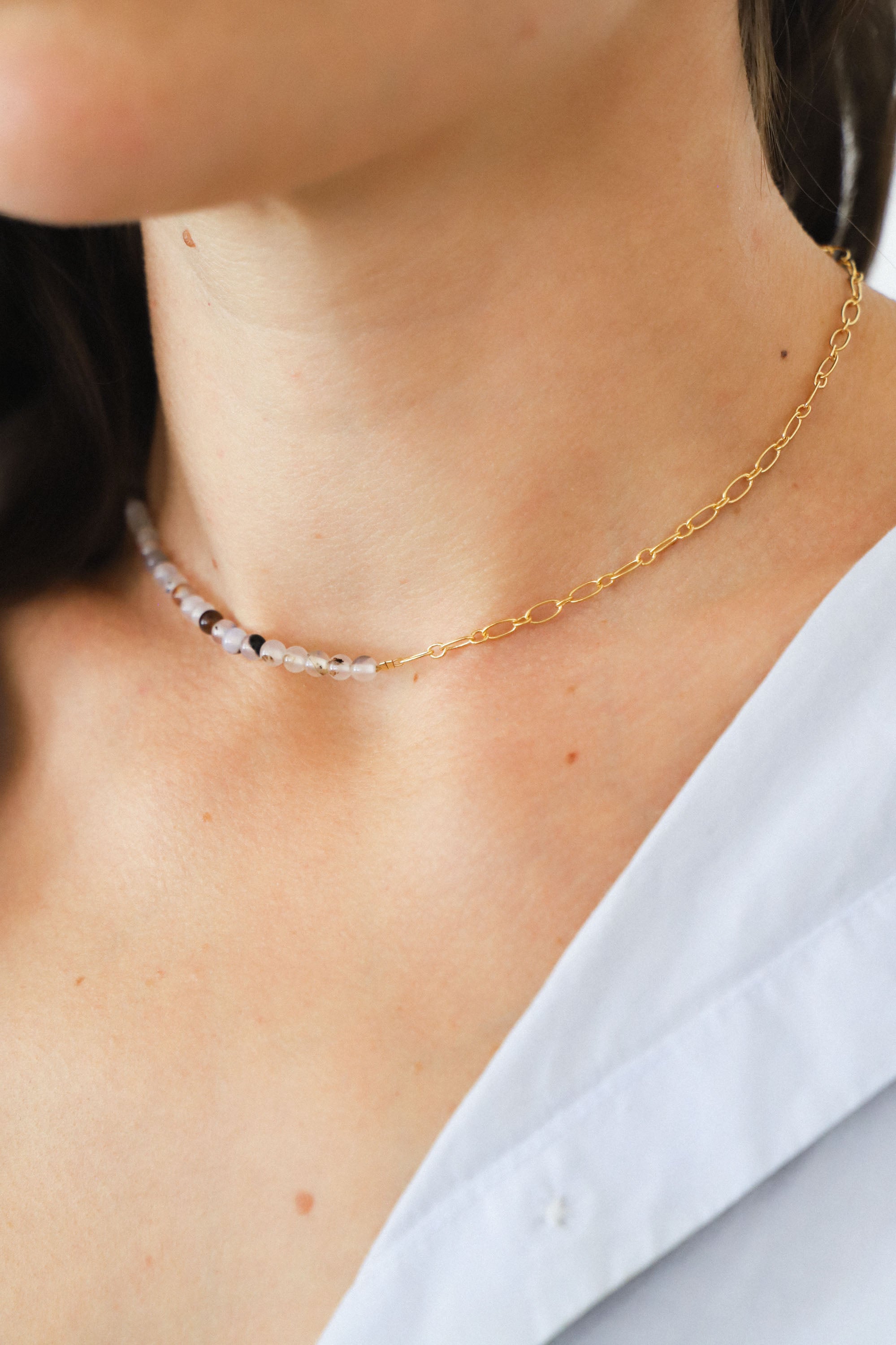 Collier Eliza asymétrique avec perles transparentes et chaîne. Plaqué or 24 carats.