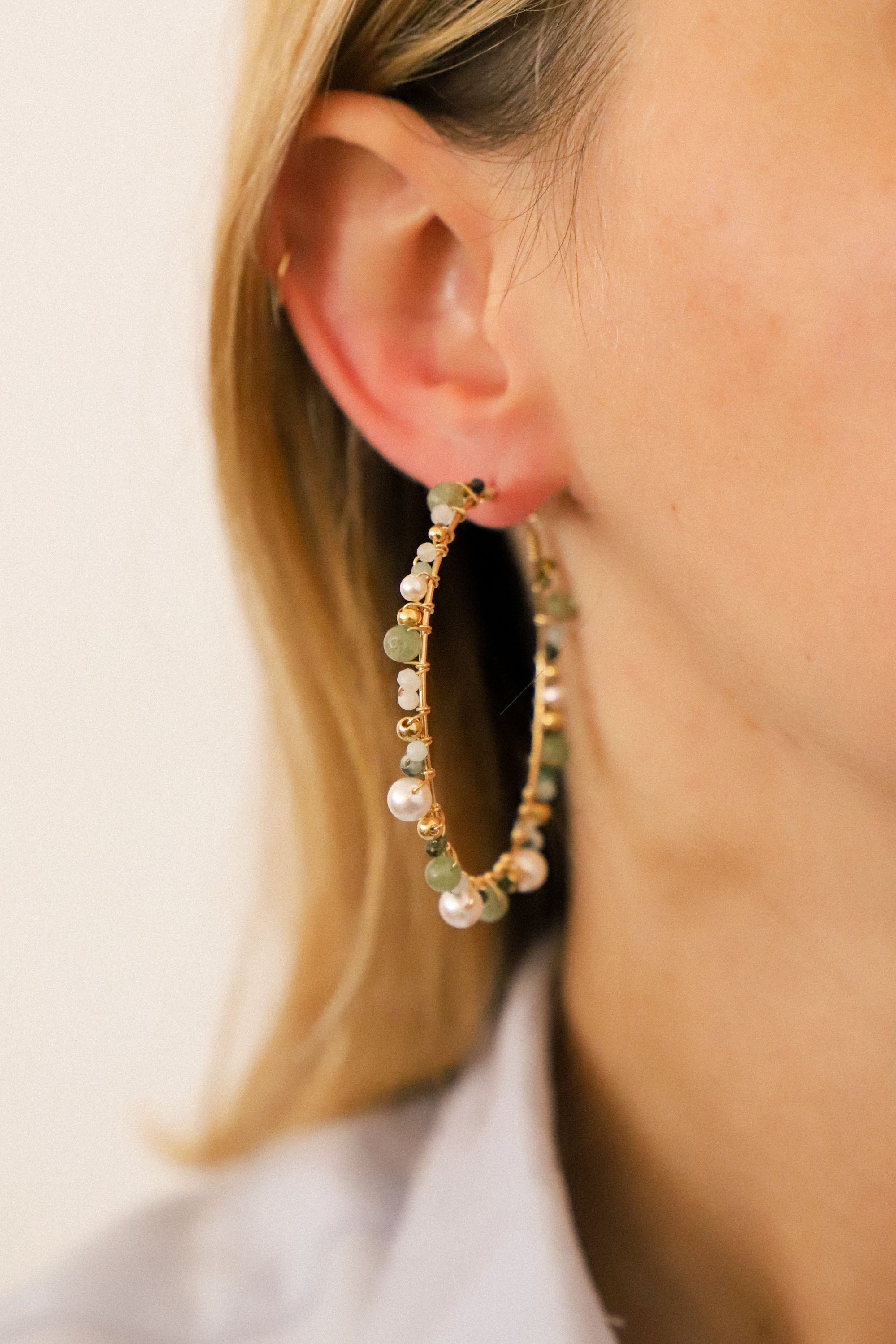 Boucles d'oreilles 28 juillet créoles avec perles tissées. Plaqué or 24 carats.