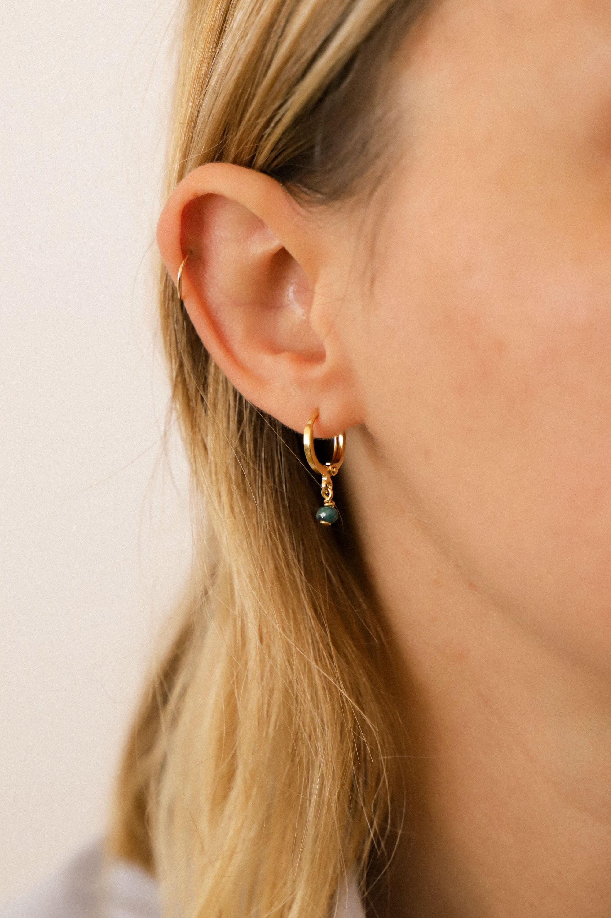 Boucles d'oreilles Alix avec perles vertes. Plaqué or 24 carats.