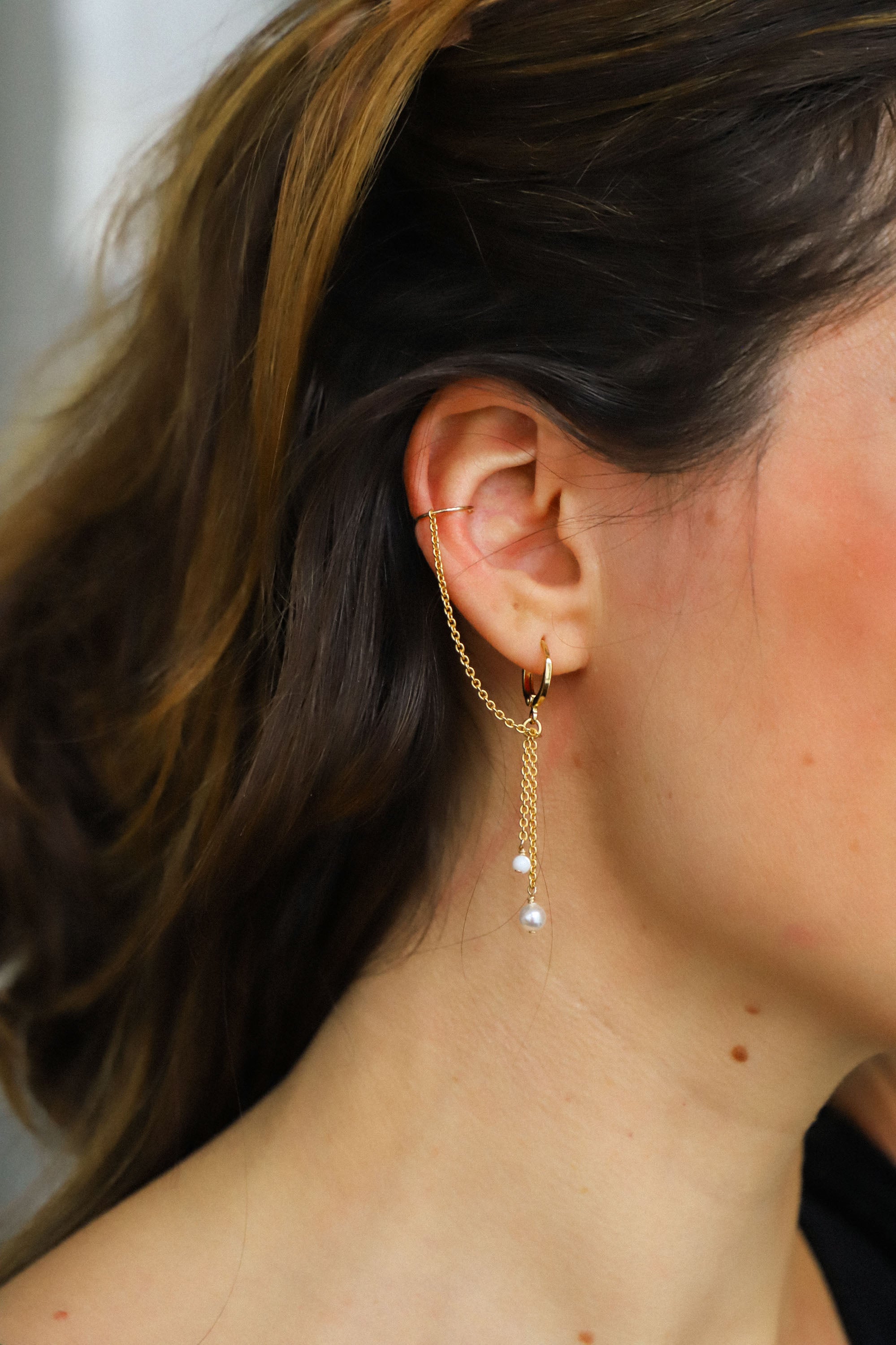 Ce bijou d'oreille est composé d'une créole et d'un faux piercing. Ce bijou est fabriqué en France et en plaqué or 3 microns