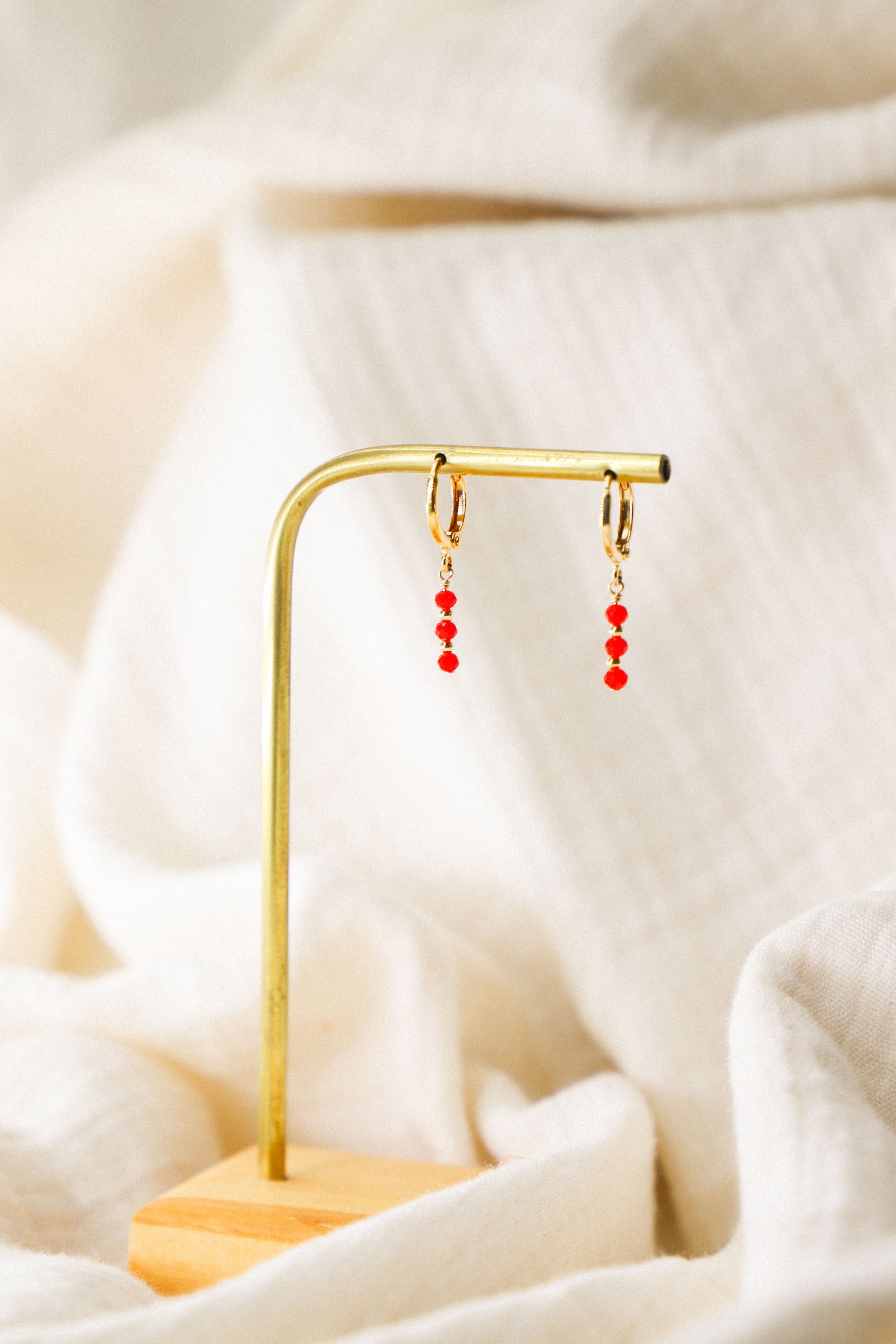 Boucles d'oreilles Palma avec perles rouges. Plaqué or 24 carats.