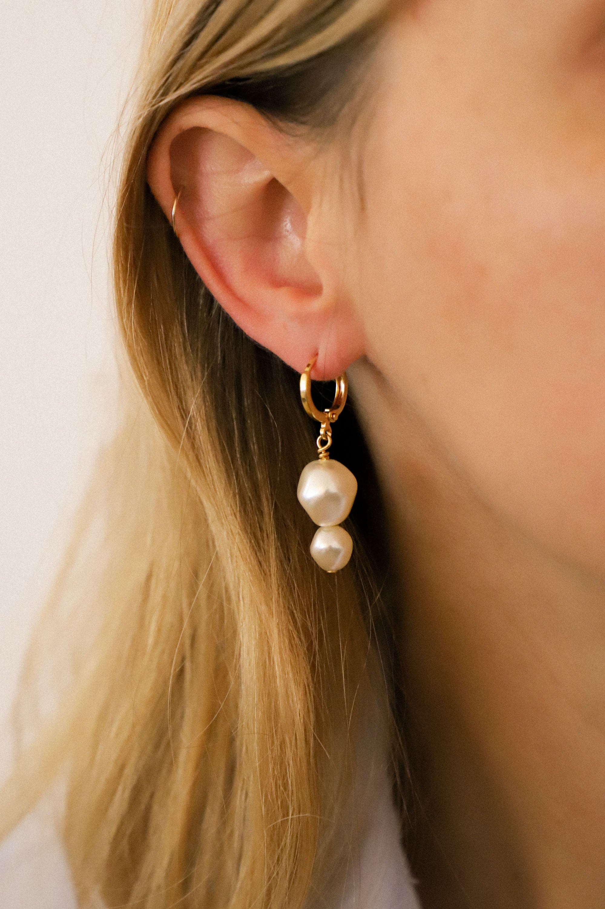 Boucles d'oreilles Rome asymétriques avec perles nacres. Plaqué or 24 carats.
