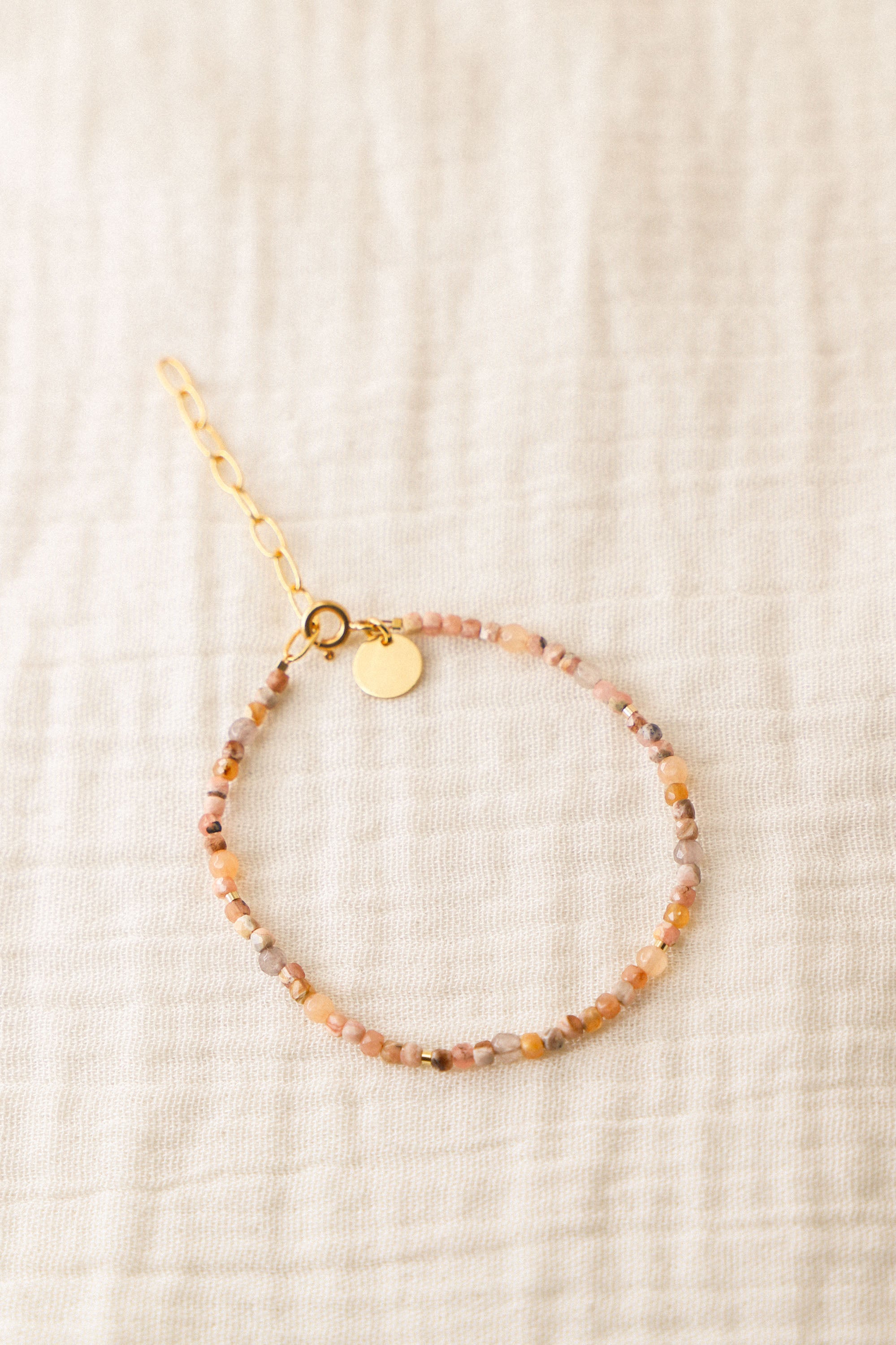 Bracelet Amaryllis avec perles roses. Plaqué or 24 carats.