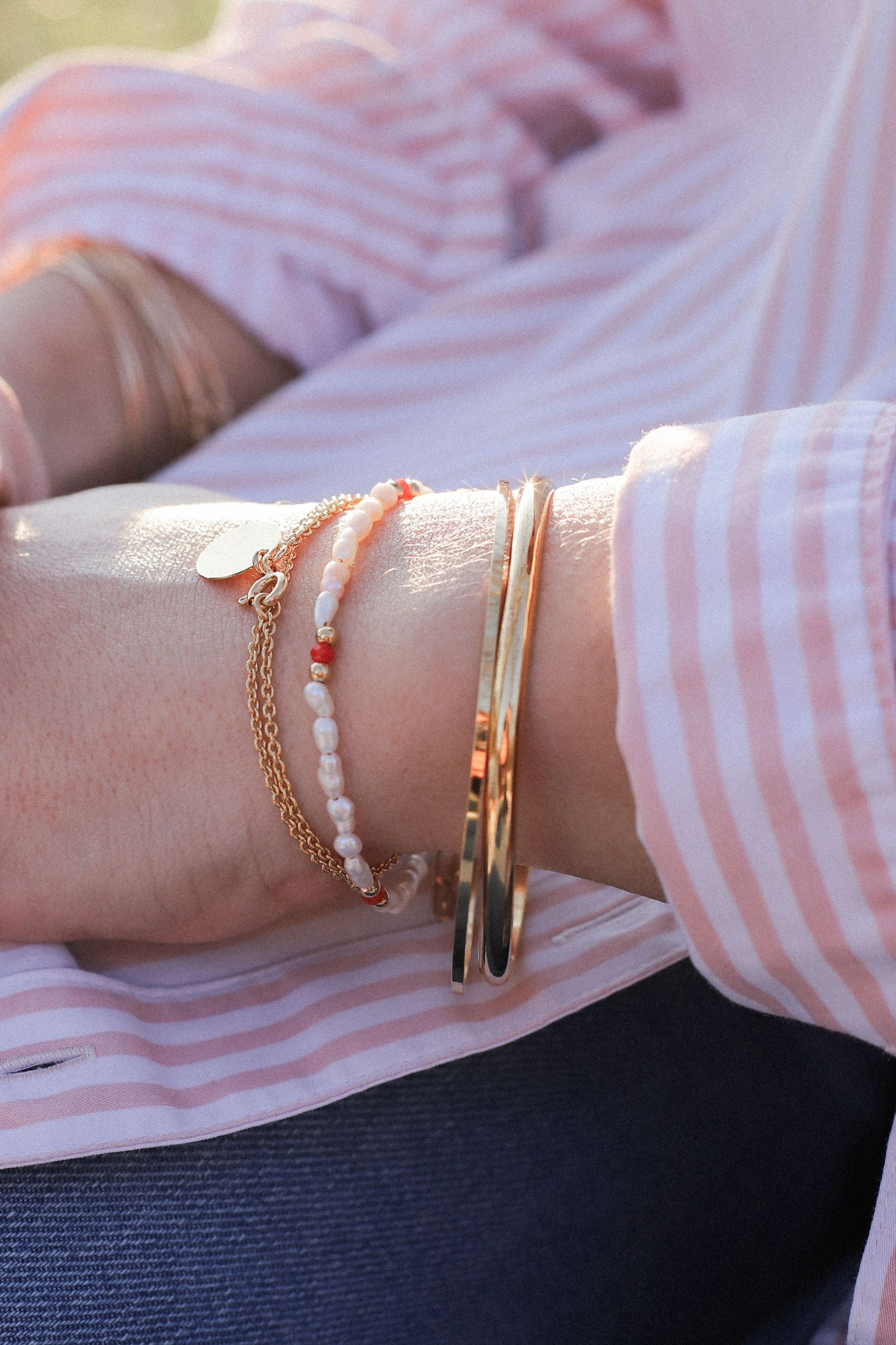 Bracelet Bea avec perles nacres et trois perles colorées oranges. Plaqué or 24 carats.