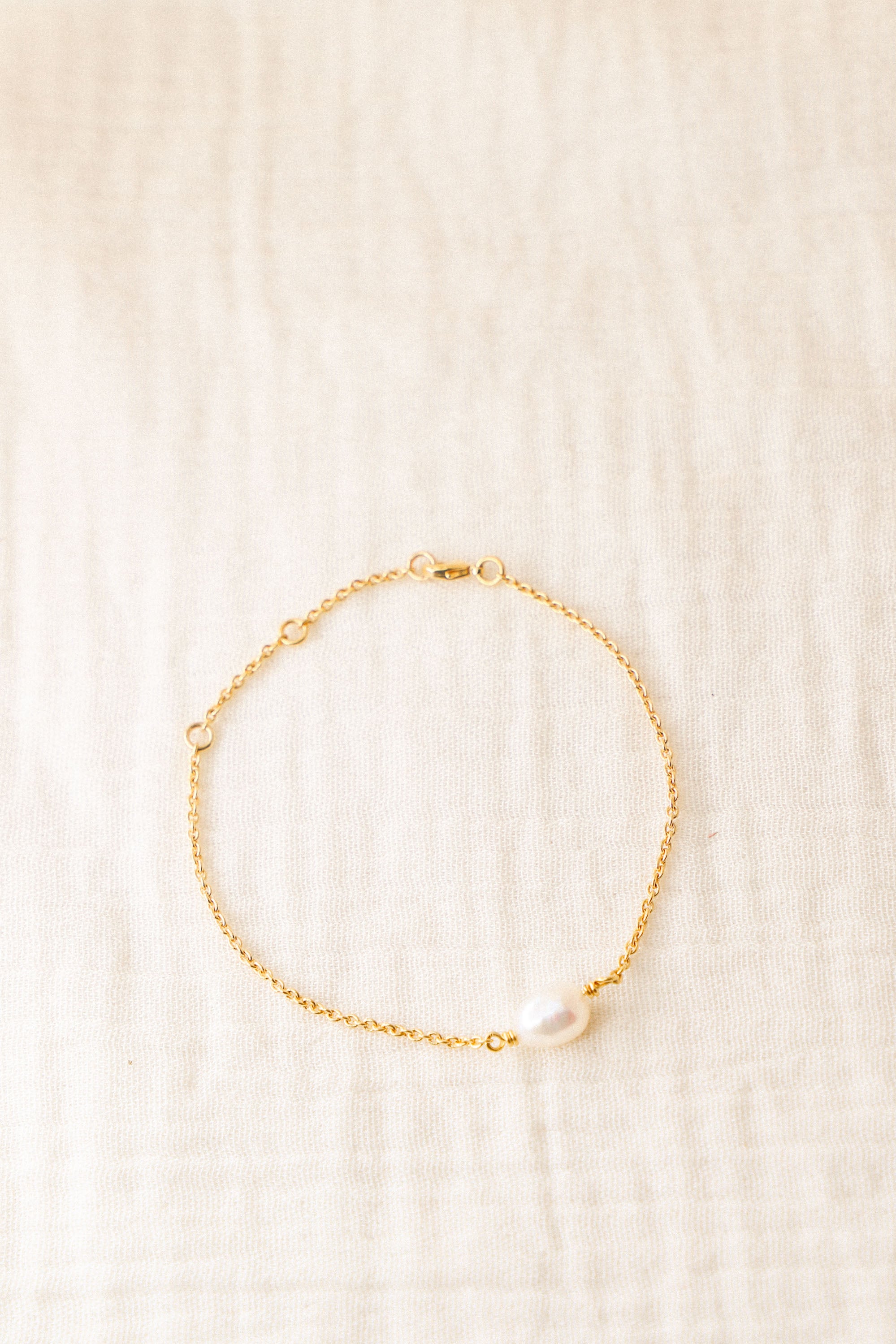 Bracelet Emmeline simple avec une perle nacre. Plaqué or 24 carats.