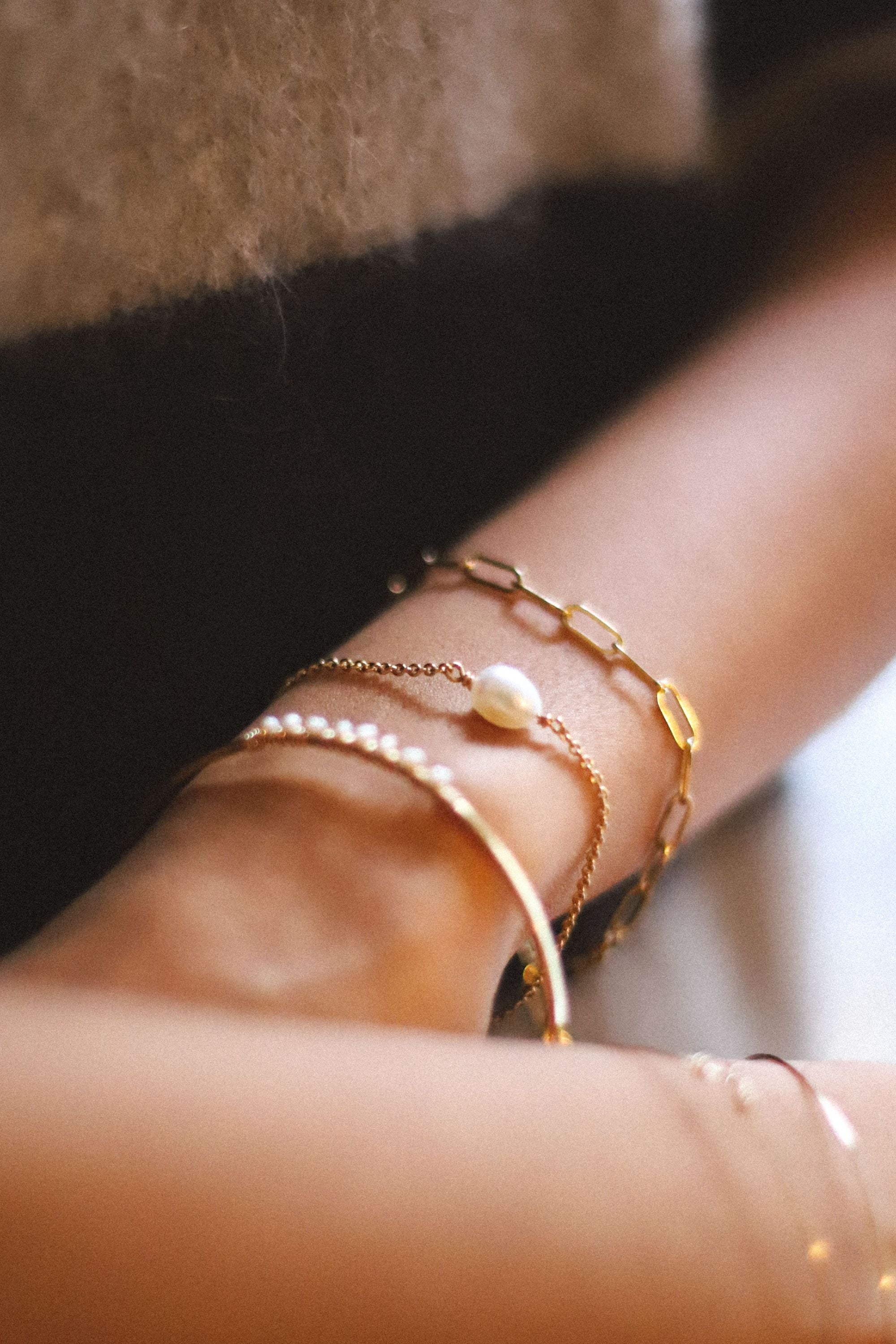 Bracelet Emmeline simple avec une perle nacre. Plaqué or 24 carats.