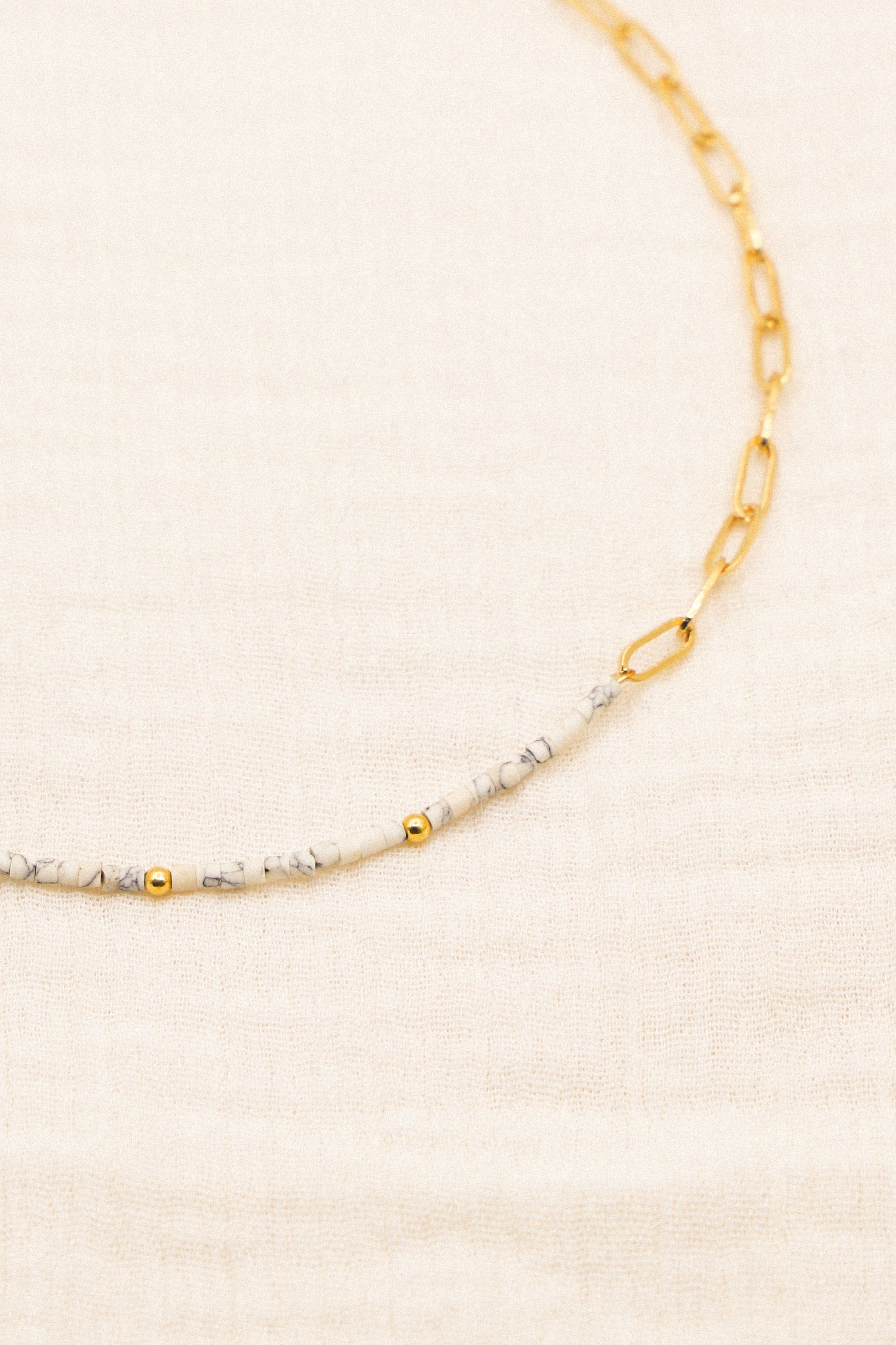 Collier Angelo Mio asymétrique avec perles et chaîne. Plaqué or 24 carats.