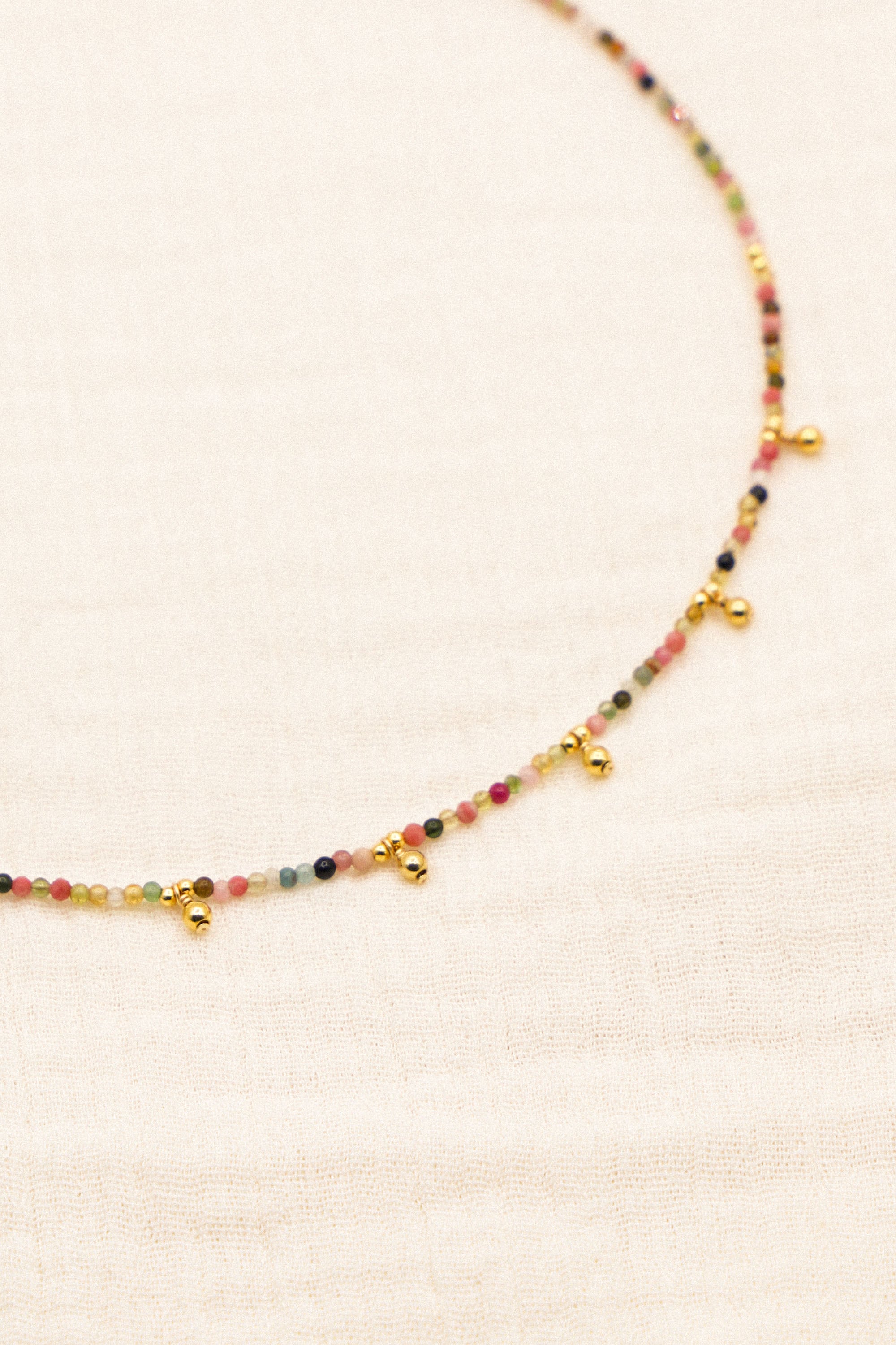 Collier Mona avec perles colorées. Plaqué or 24 carats.