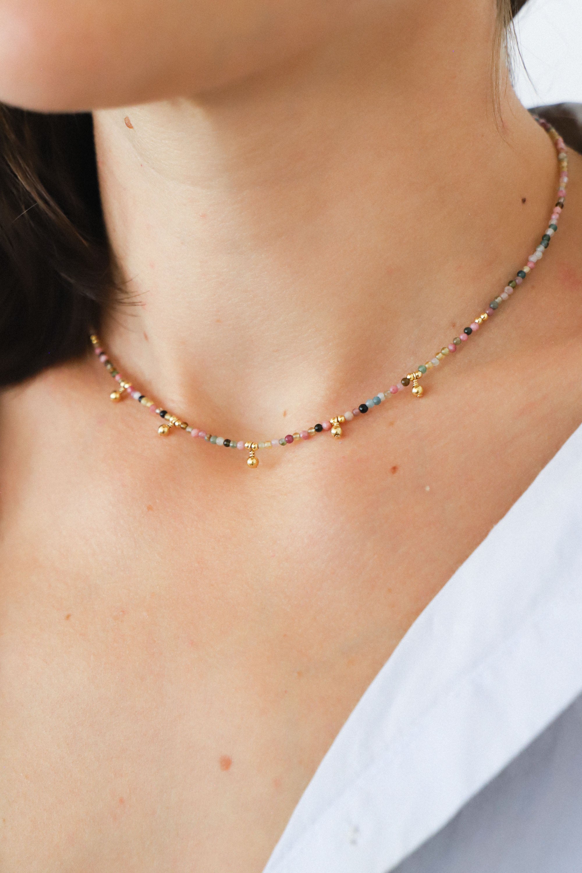Collier Mona avec perles colorées. Plaqué or 24 carats.