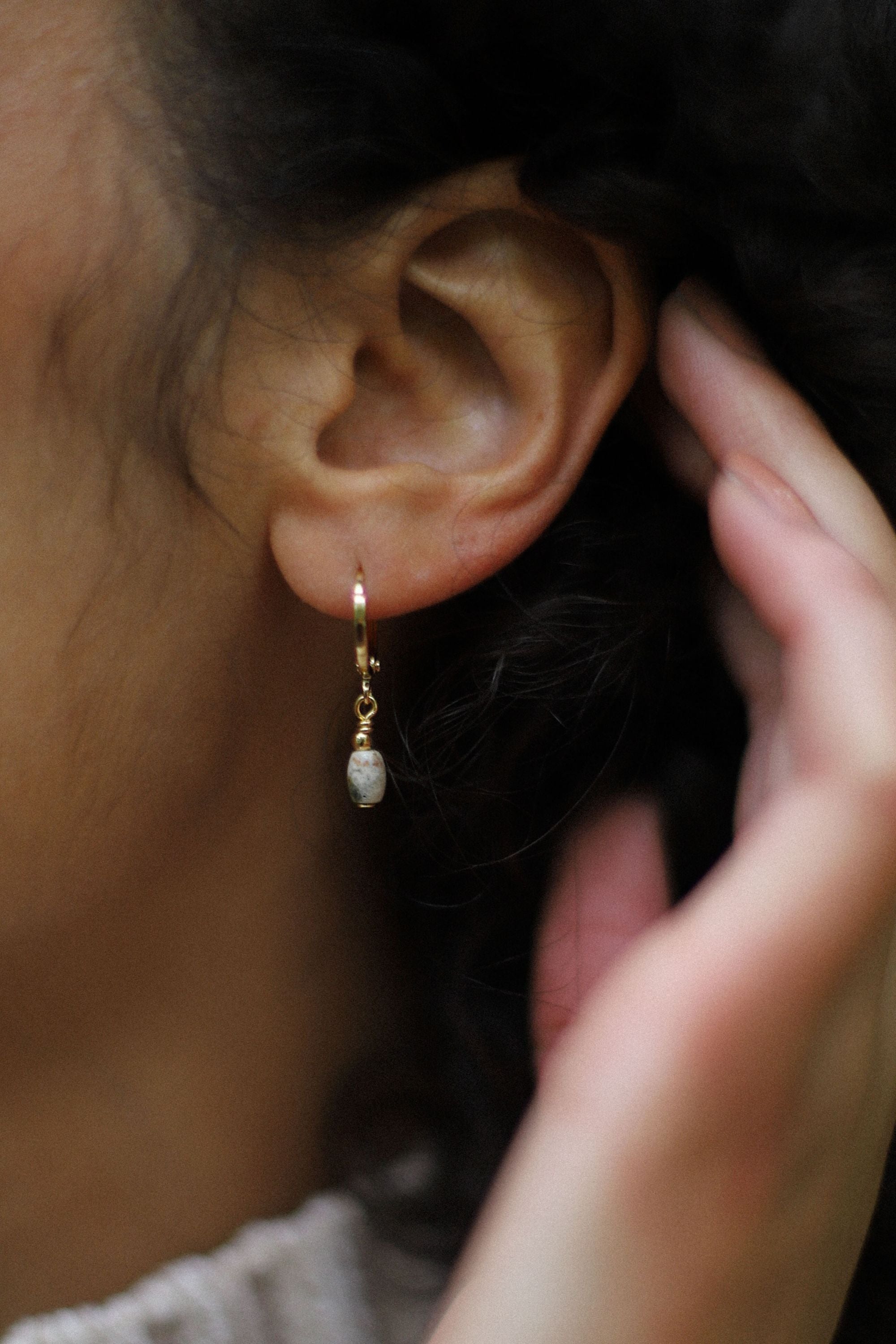Boucles d'oreilles Garance avec une petite perle beige. Plaqué or 24 carats.