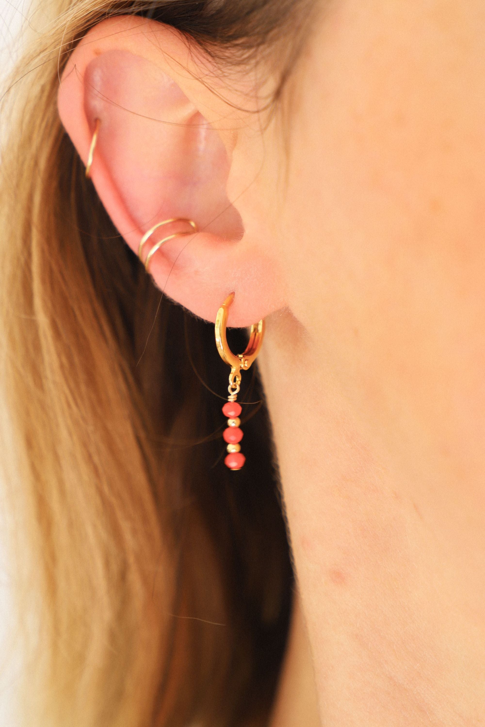 Boucles d'oreilles Palma avec perles rouges. Plaqué or 24 carats.