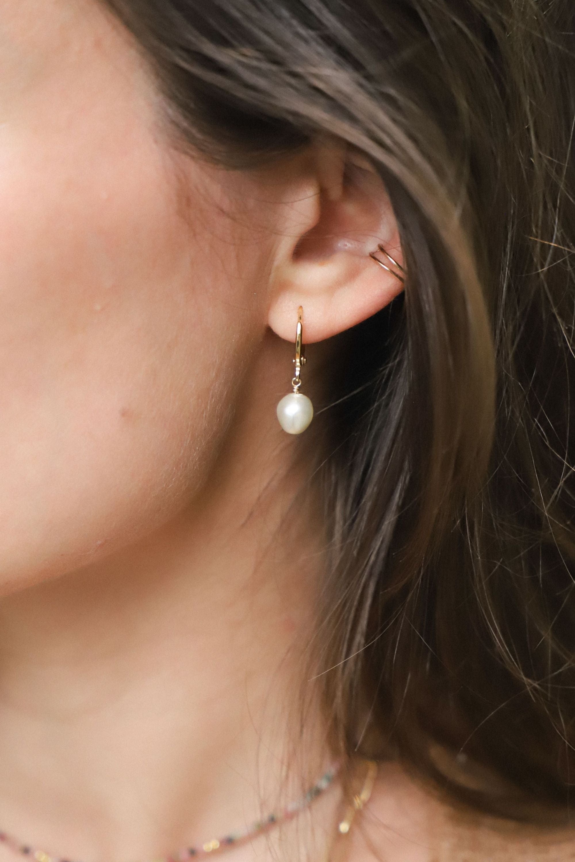 Boucles d'oreilles Romy constituées d'une petite perle nacre.
