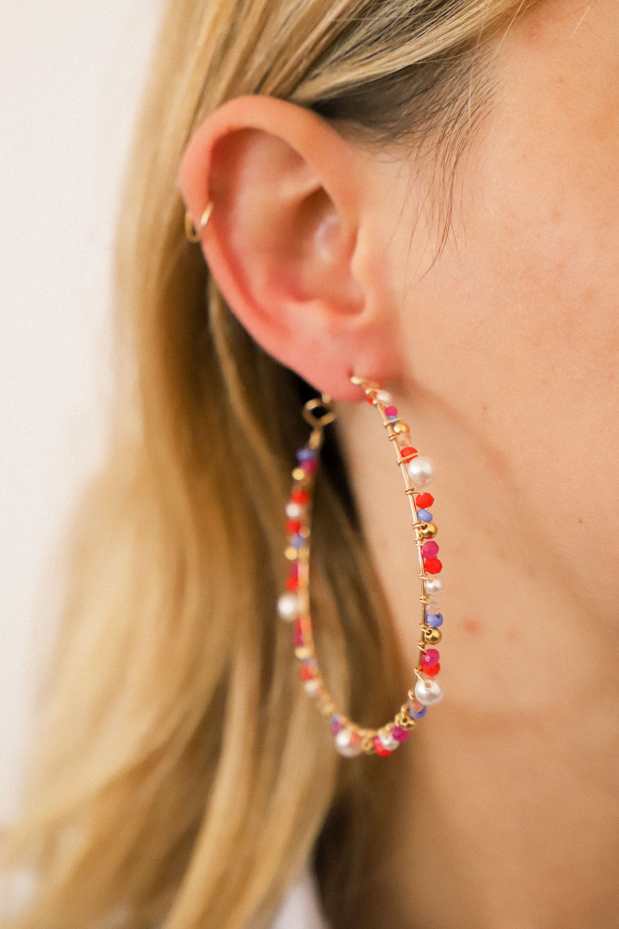 Boucles d'oreilles 29 juillet créoles avec perles tissées. Plaqué or 24 carats.