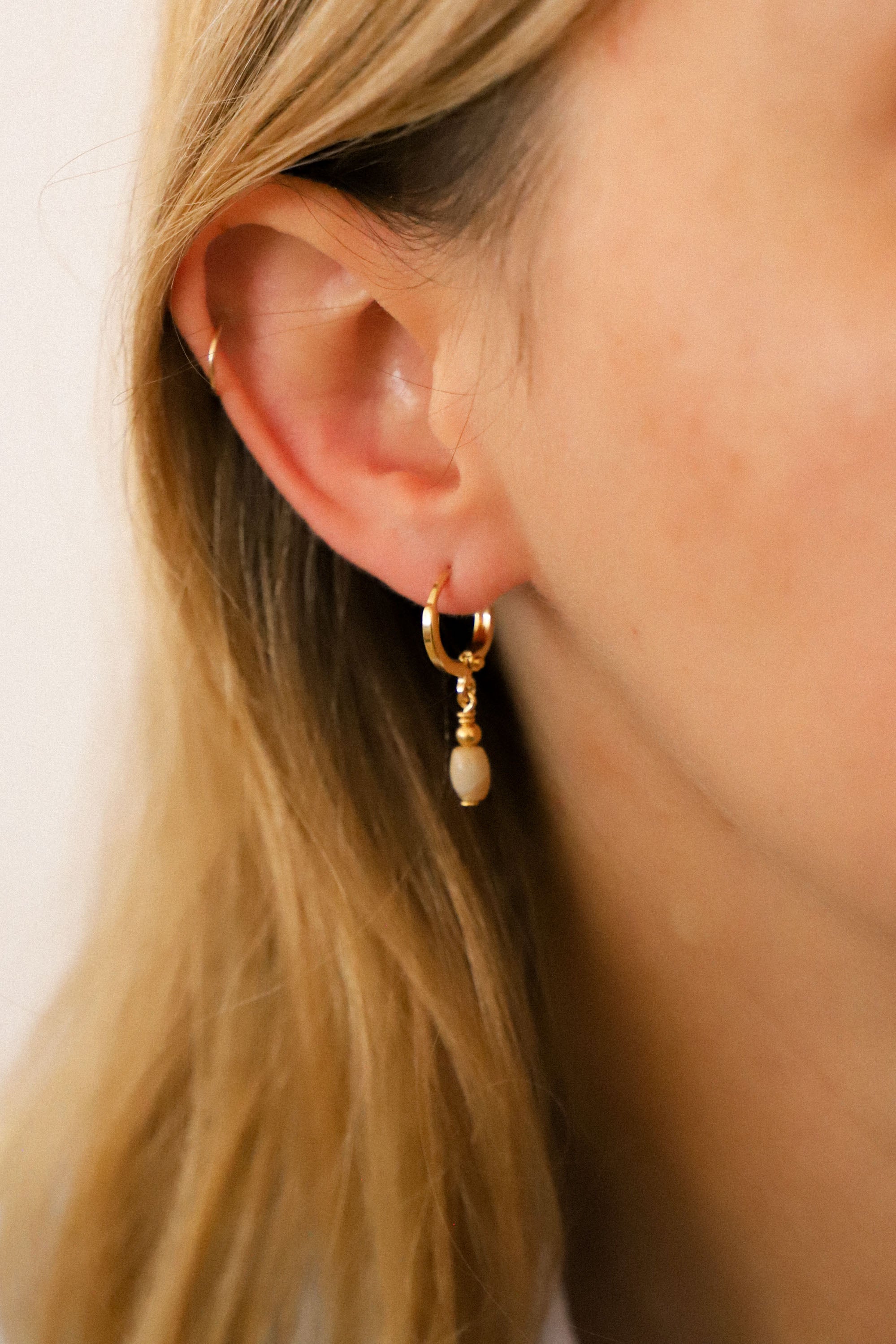 Boucles d'oreilles Garance avec une petite perle beige. Plaqué or 24 carats.