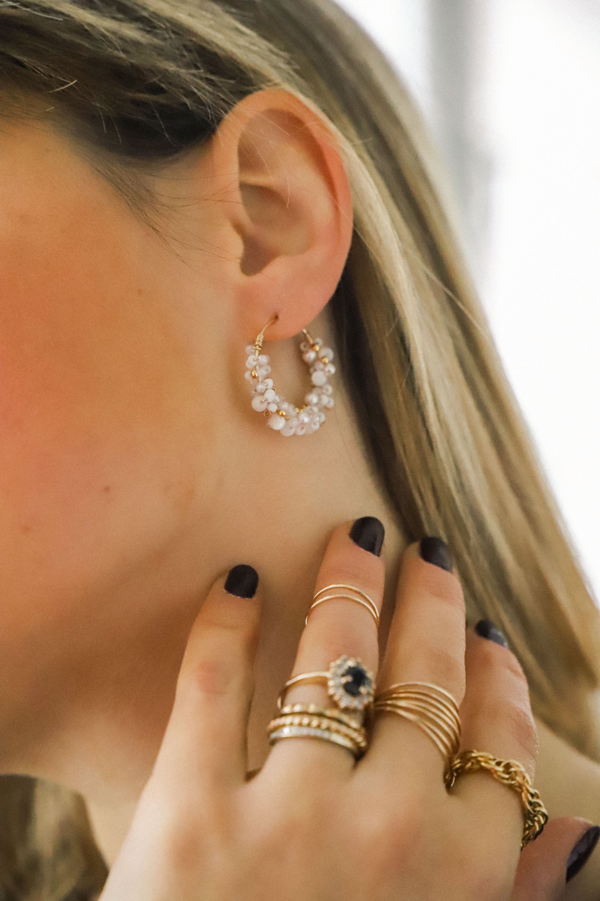 Les boucles Helyette sont composées de laiton gold filled et de perles blanches et nacrées