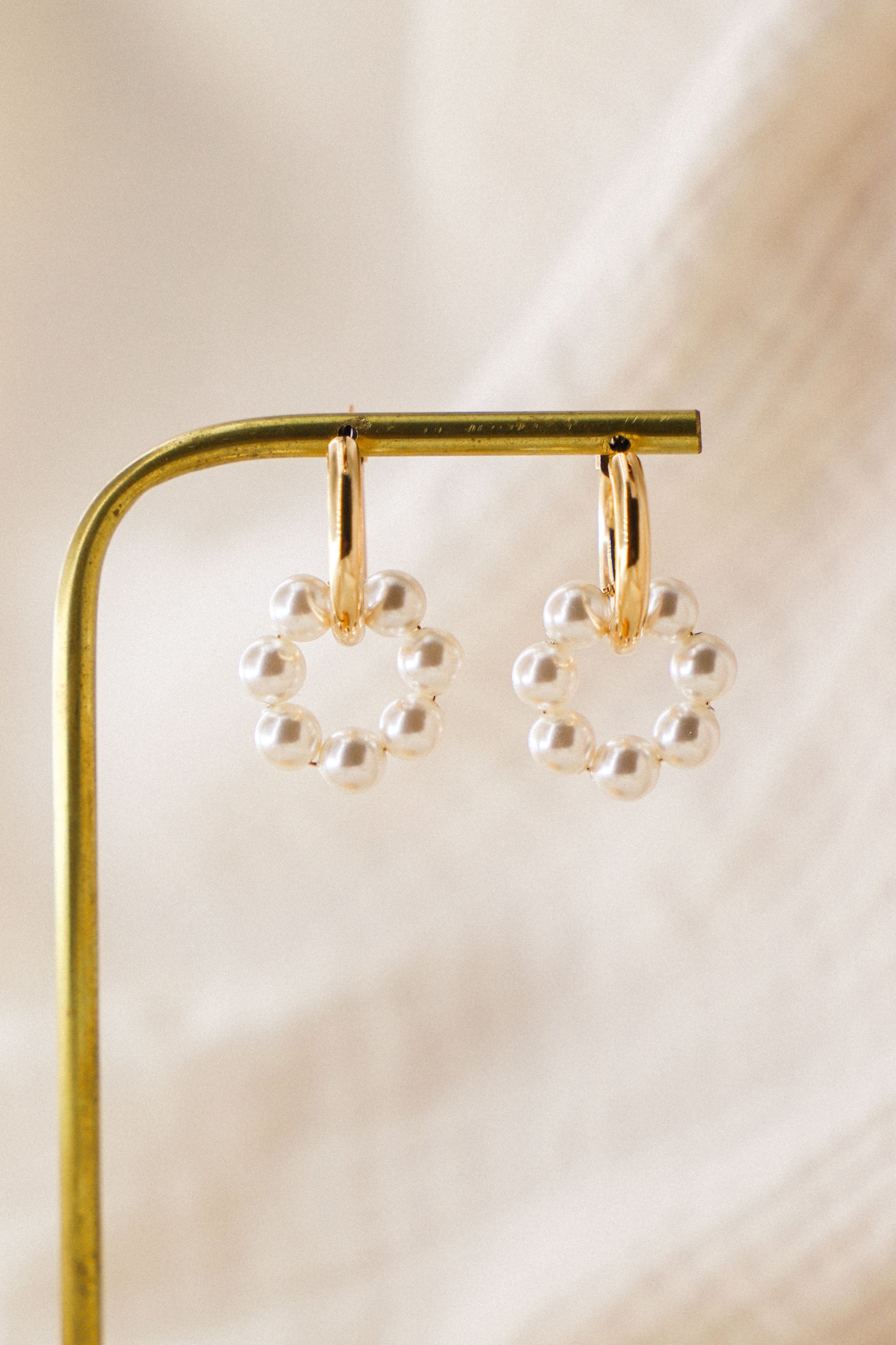 Boucles d'oreilles Jade composées d'une créole et d'un anneau perlé de type nacre.