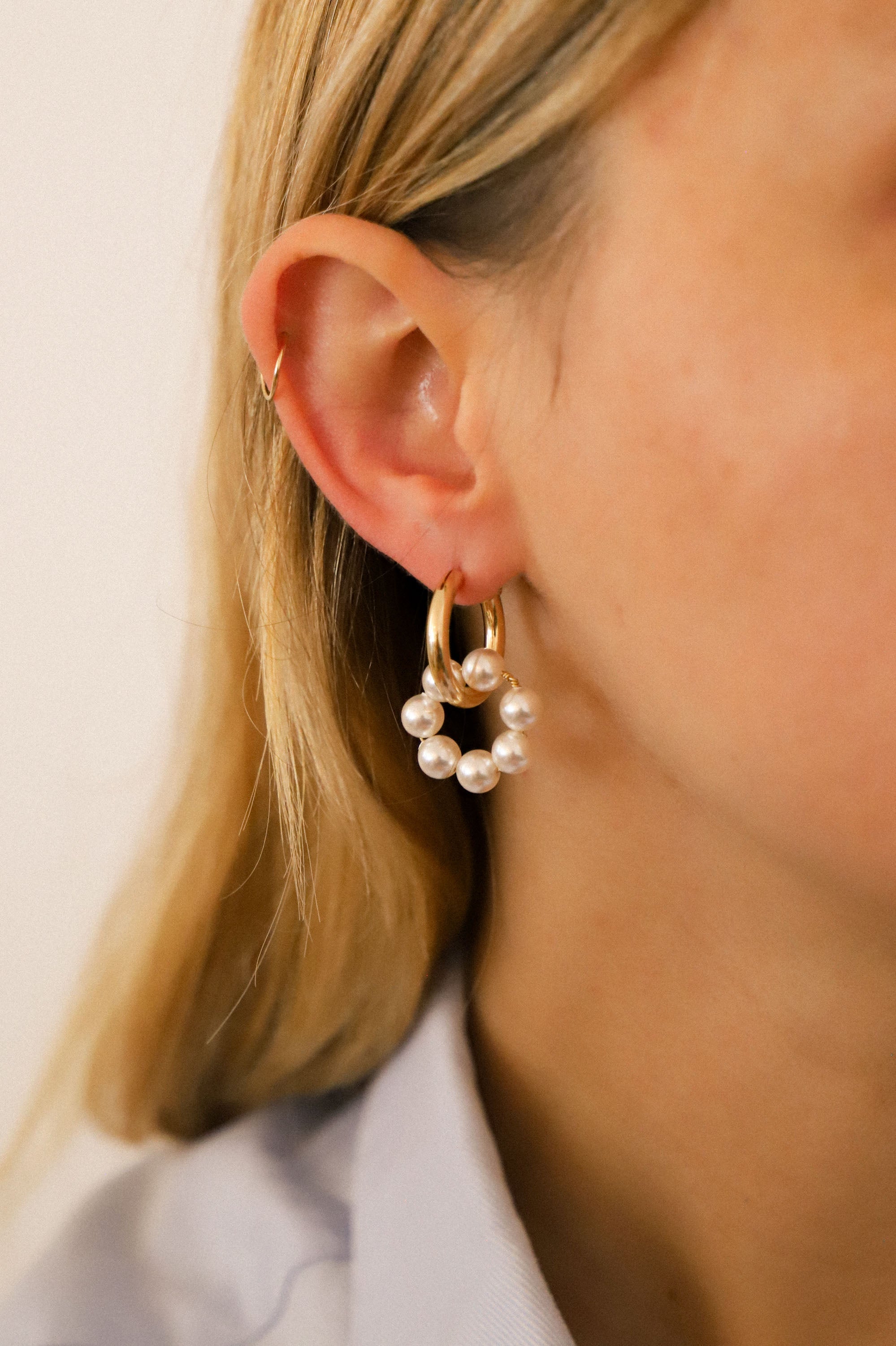 Boucles d'oreilles Jade composées d'une créole et d'un anneau perlé de type nacre.