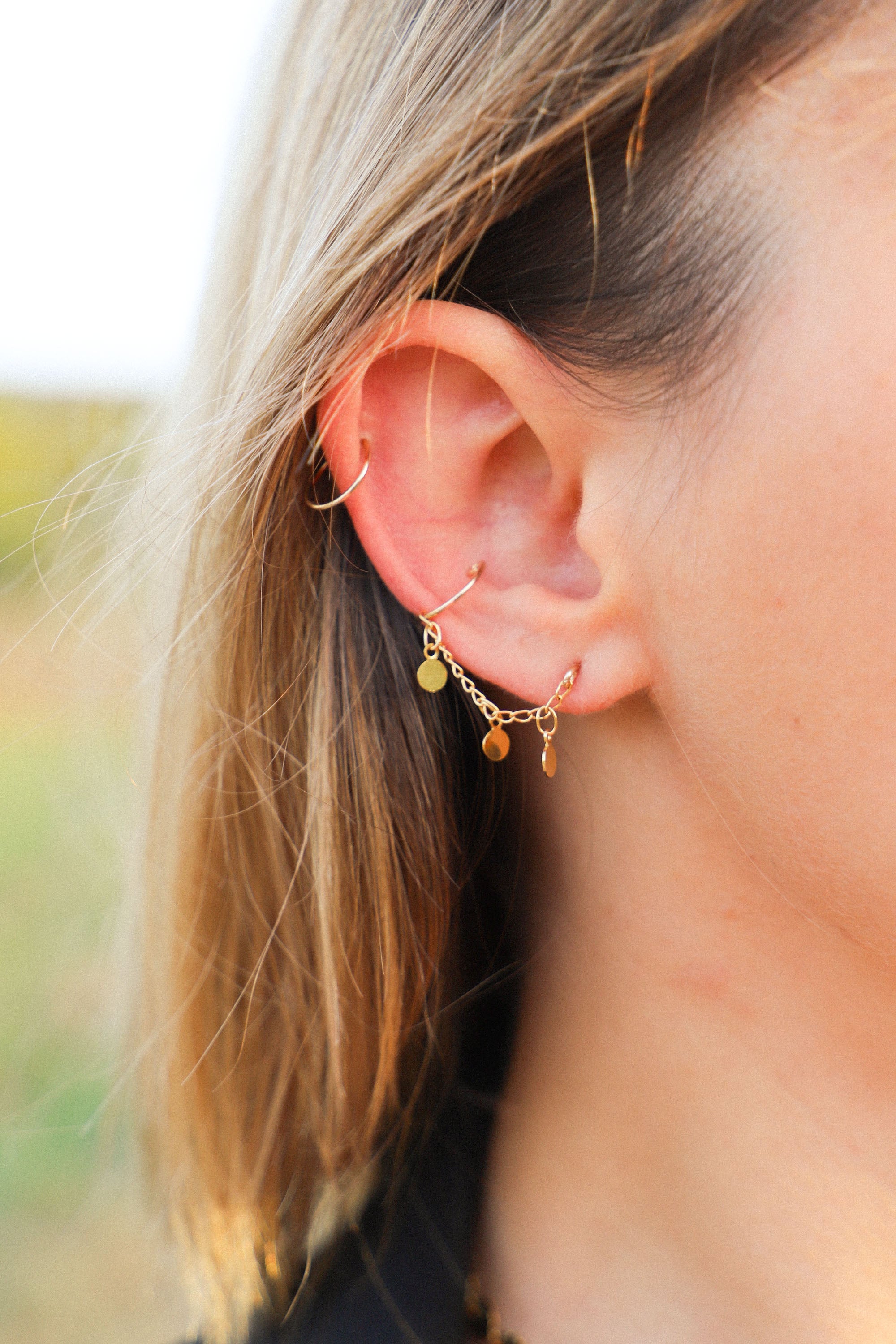 Boucles d'oreilles Kate constituées d'un faux-piercing et d'une puce, le tout relié par une chaîne avec de petites pampilles.