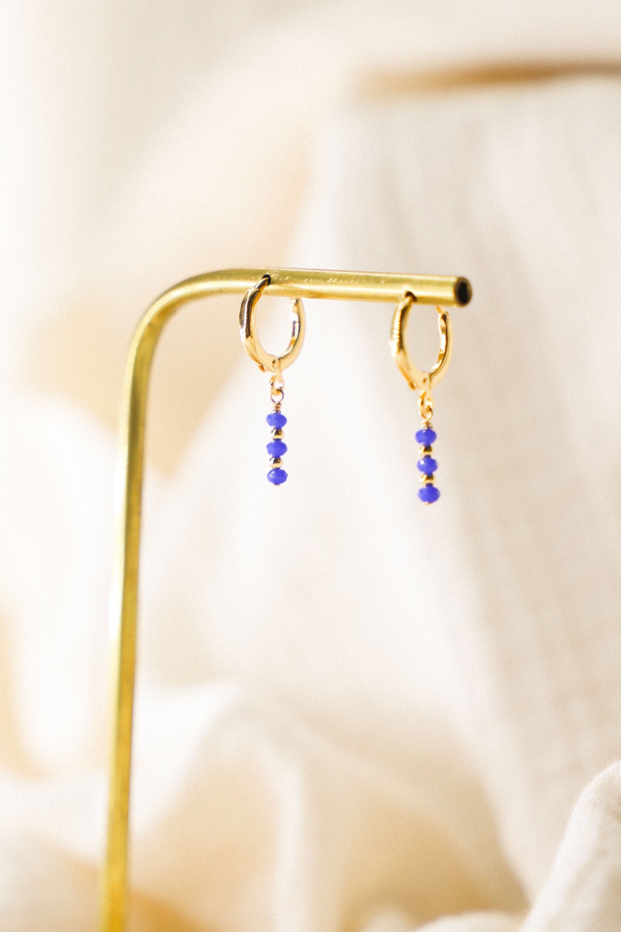 Boucles d'oreilles Ibiza avec perles bleues. Plaqué or 24 carats.