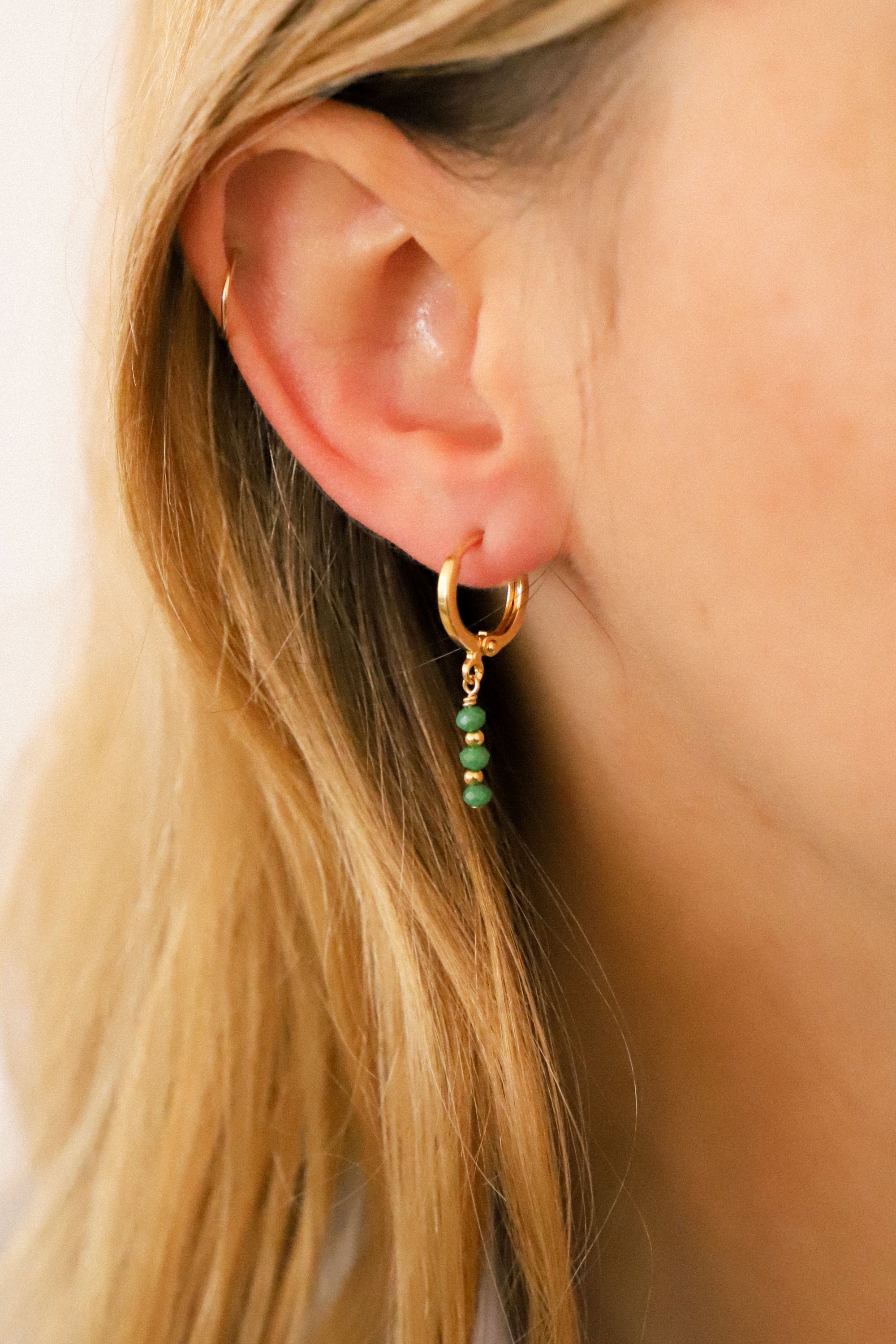Boucles d'oreilles Minorque avec perles vertes. Plaqué or 24 carats.