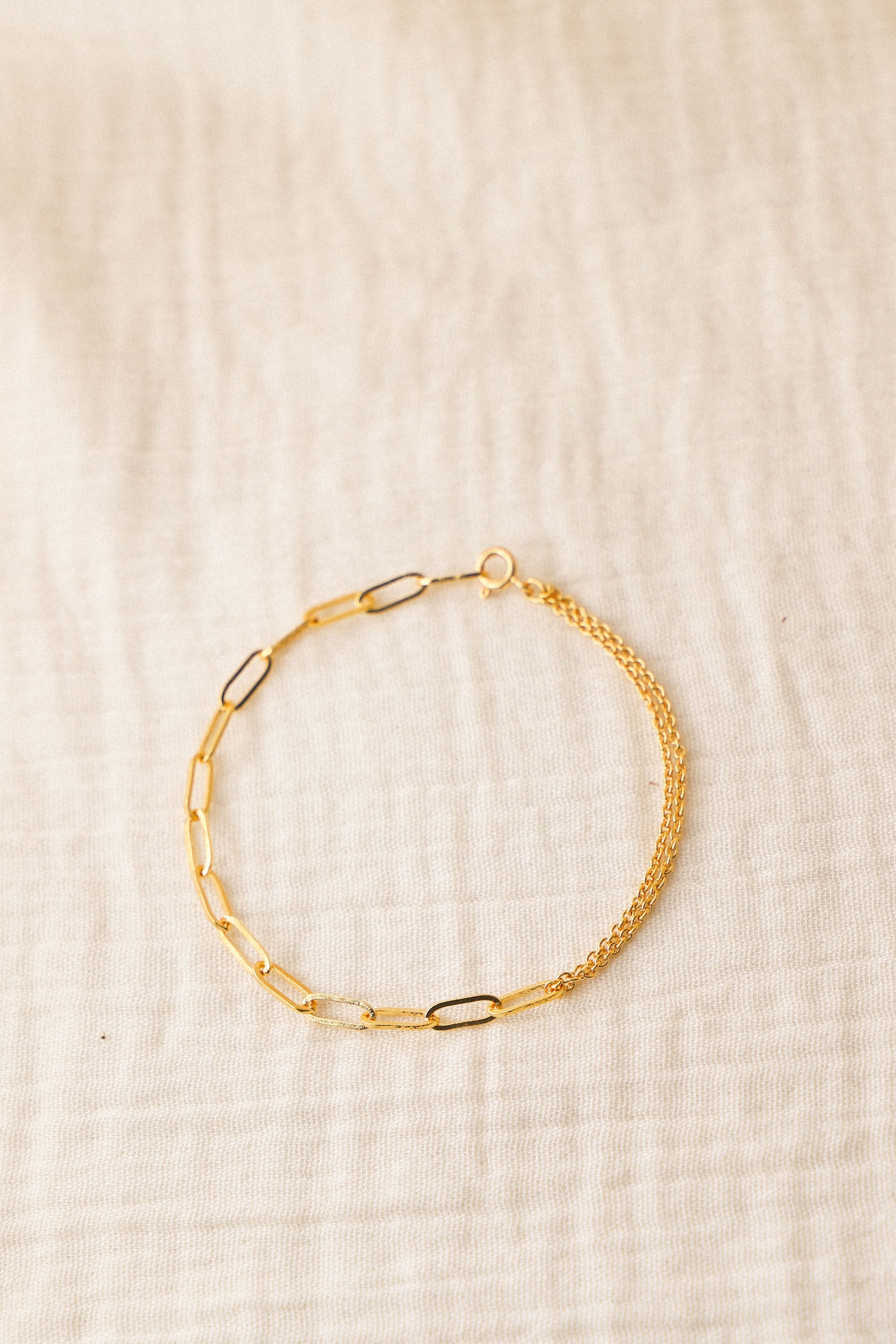 Bracelet Celeste asymétrique avec deux chaînes. Plaqué or 24 carats.