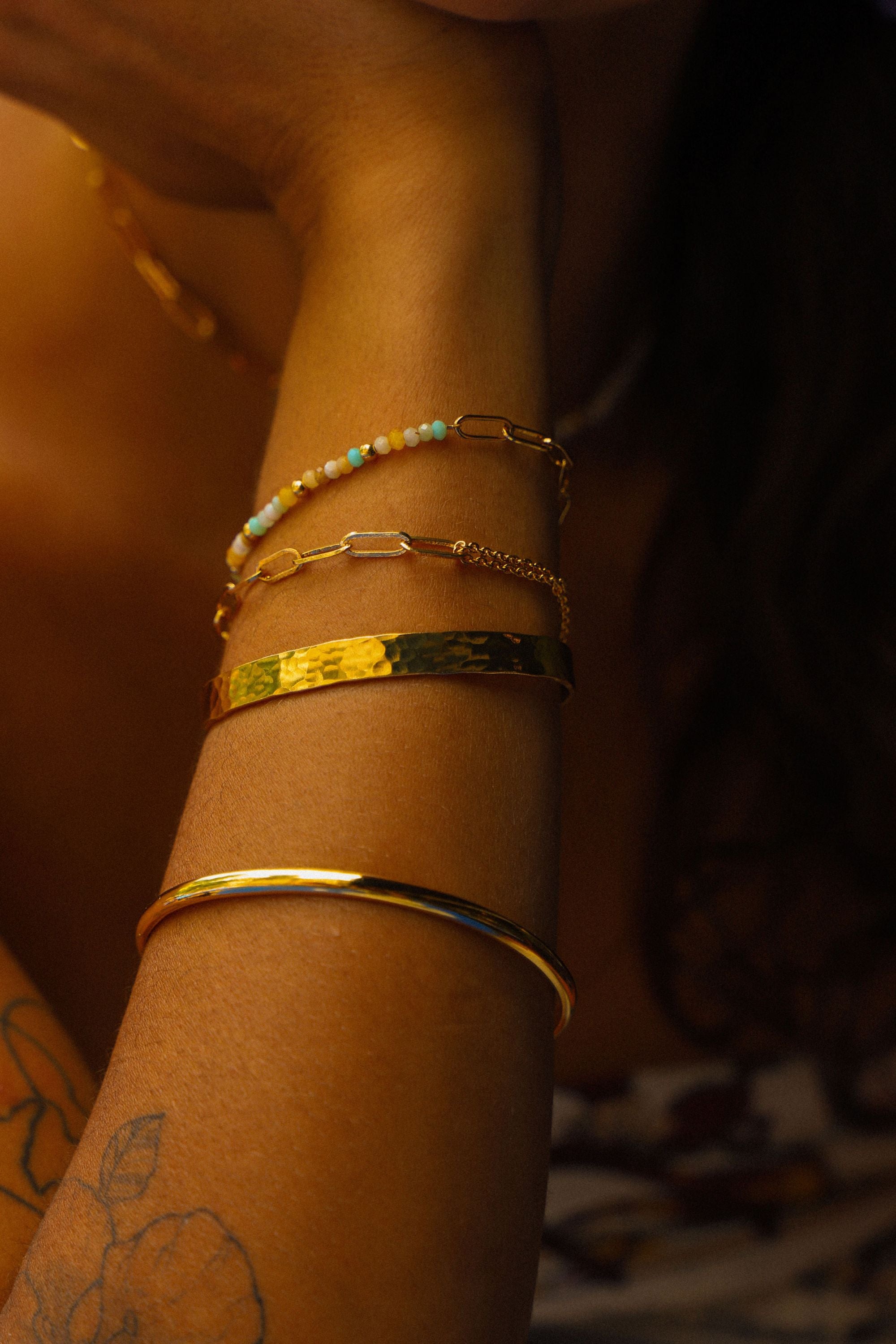 Bracelet Dolce Mia asymétrique avec perles et chaîne. Plaqué or 24 carats.