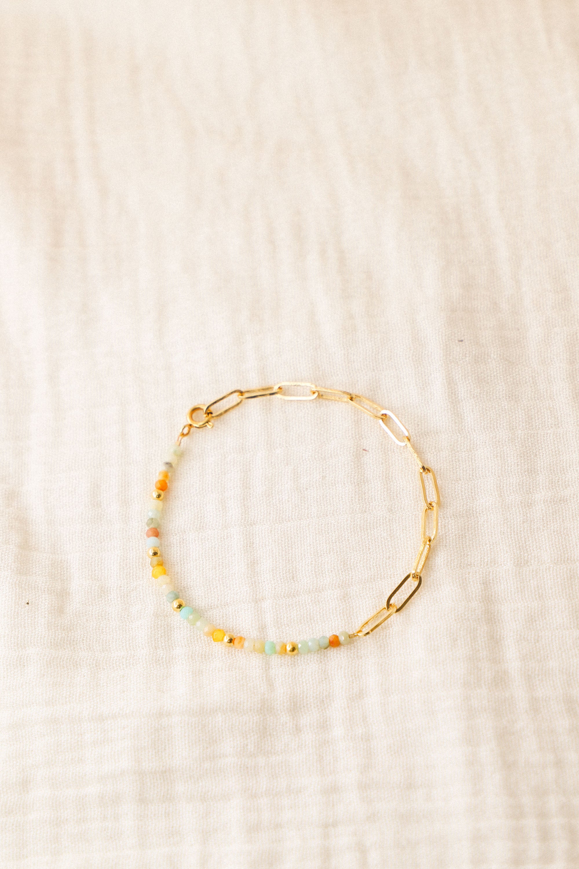 Bracelet Dolce Mia asymétrique avec perles et chaîne. Plaqué or 24 carats.