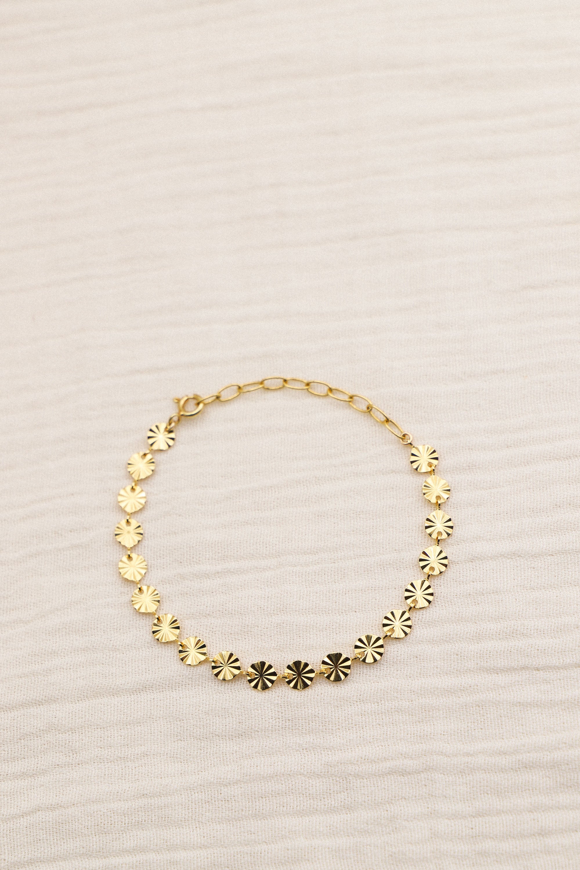 Bracelet Livia composé de mailles rondes et striées. Le tout, plaqué or 24 carats.