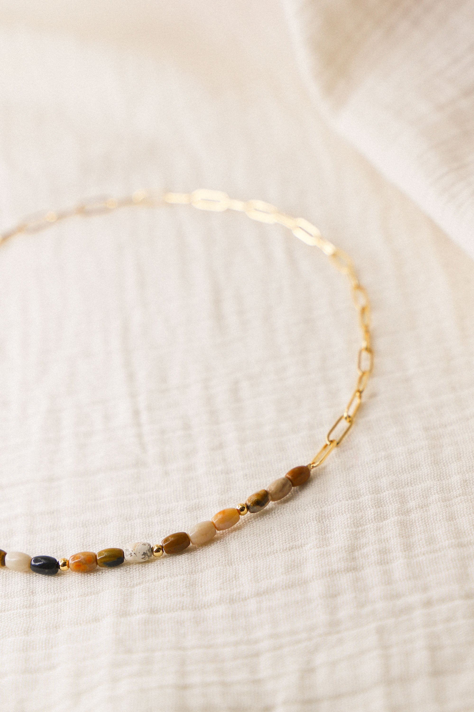 Collier Ambre asymétrique avec perles aux couleurs automnales et chaîne. Plaqué or 24 carats.