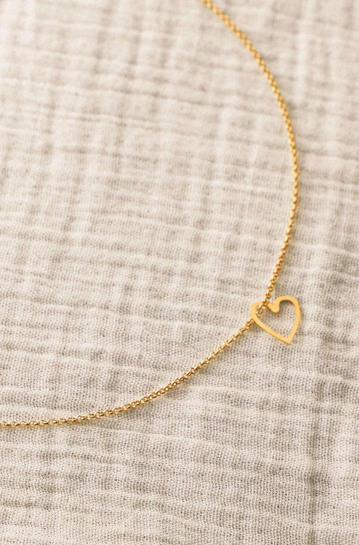 Le collier Antoinette avec son petit coeur est en plaqué or 3 microns