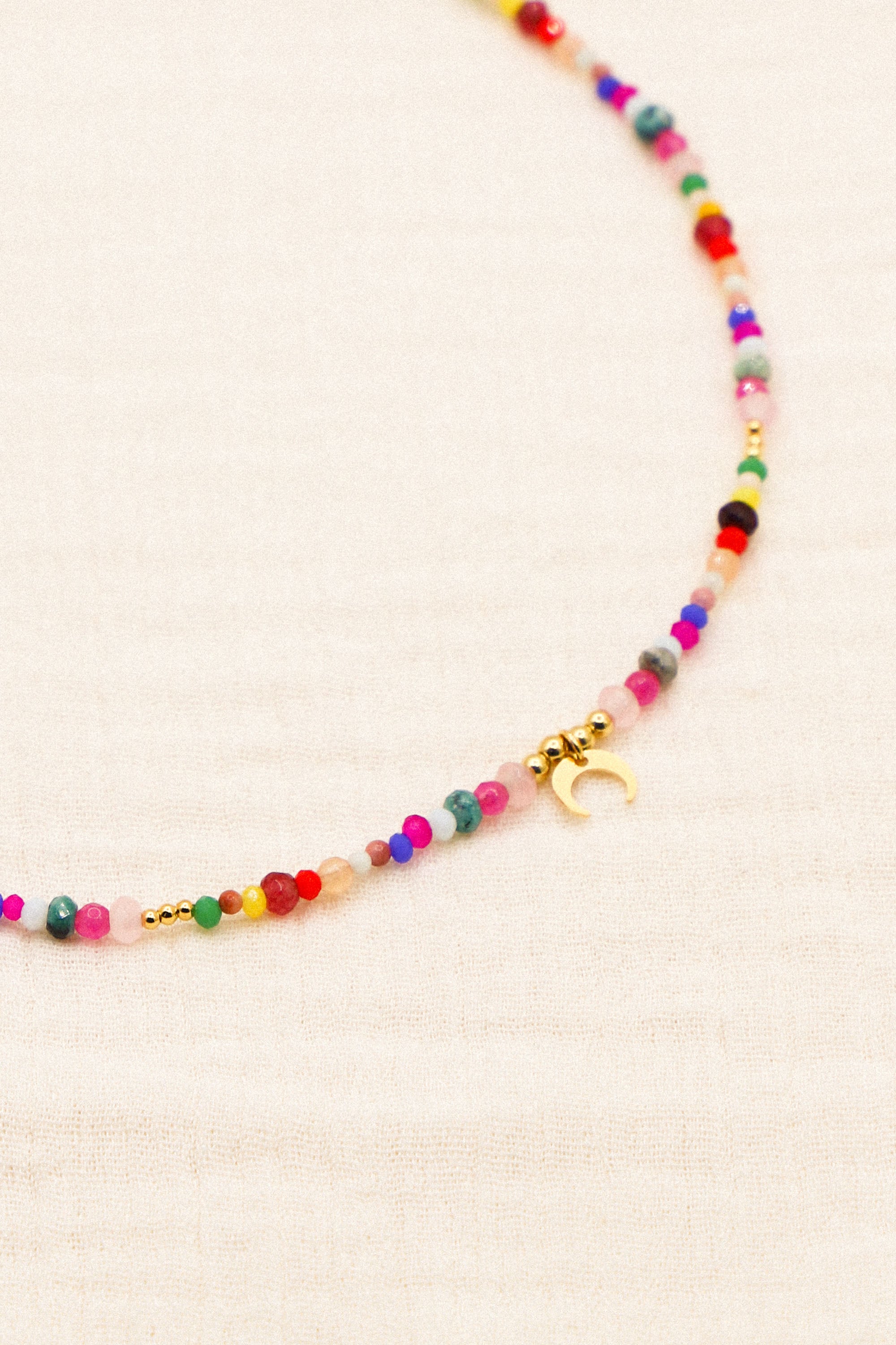 Collier Dakota avec perles multicolors et pampille lune. Plaqué or 24 carats.