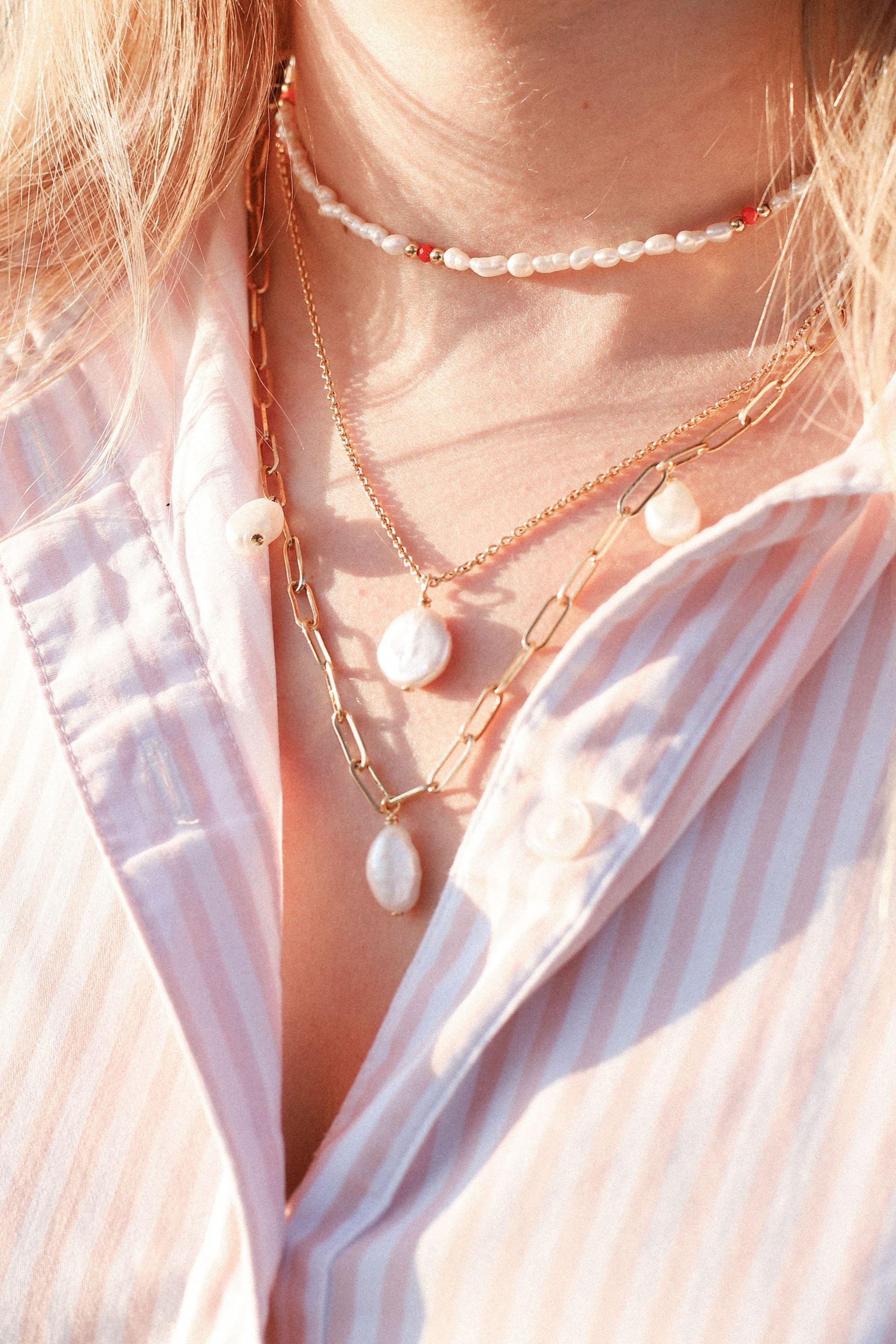 Collier Diana avec perles nacres et colorées. Plaqué or 24 carats.