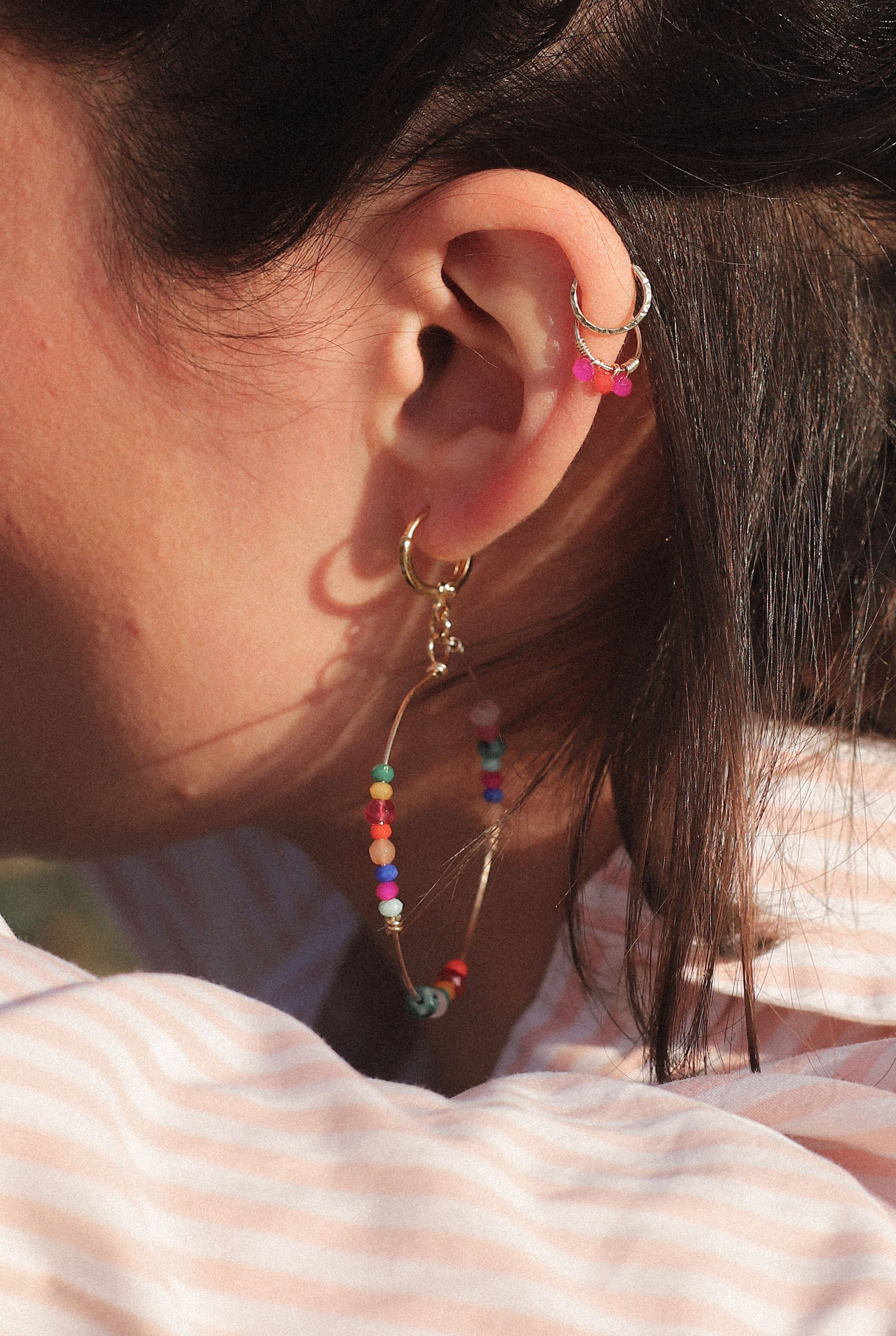Boucles d'oreilles Serena multicolores. Grandes créoles réalisées en laiton goldfilled.