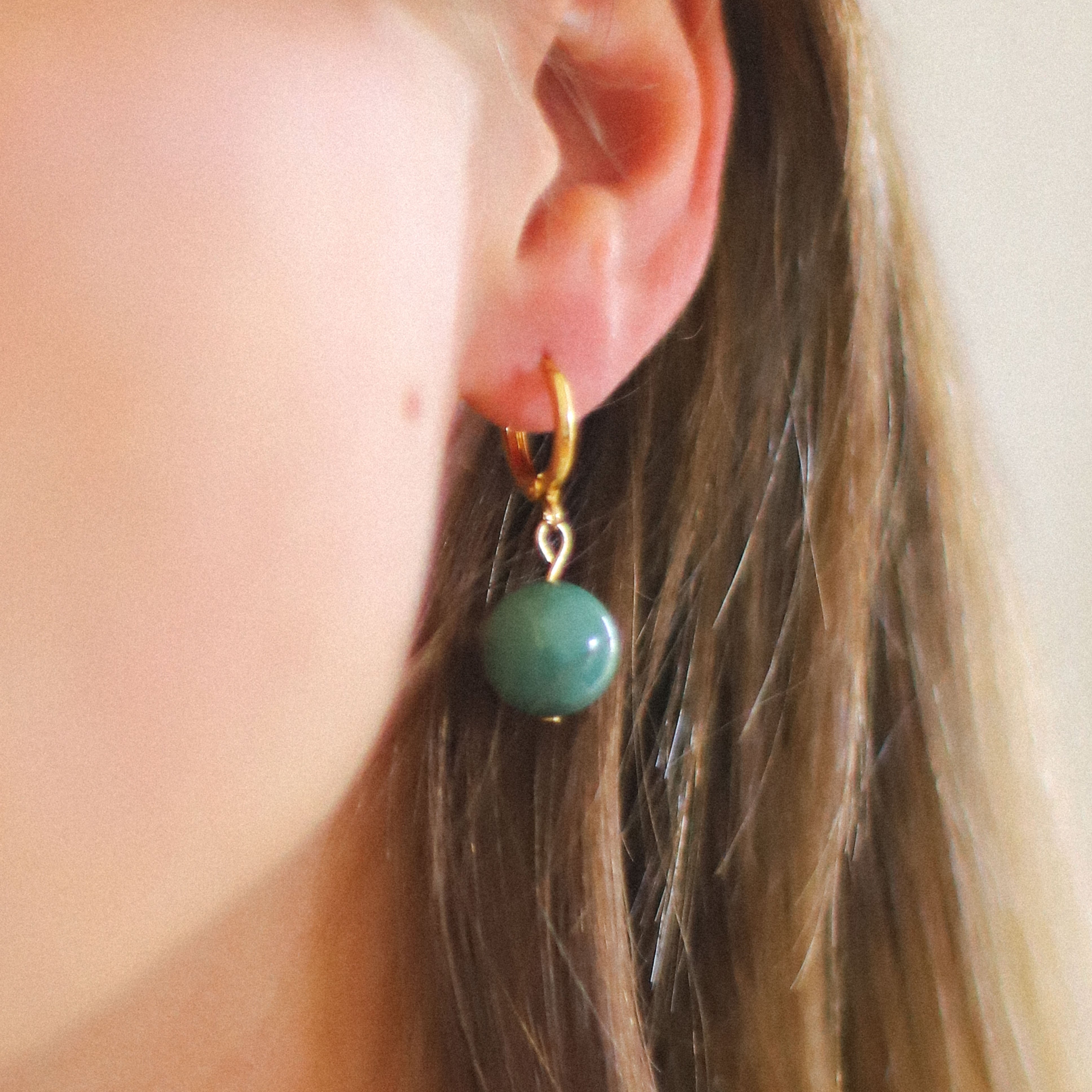 Boucles d'oreilles Ava asymétriques, avec perles vertes. Plaqué or 24 carats.