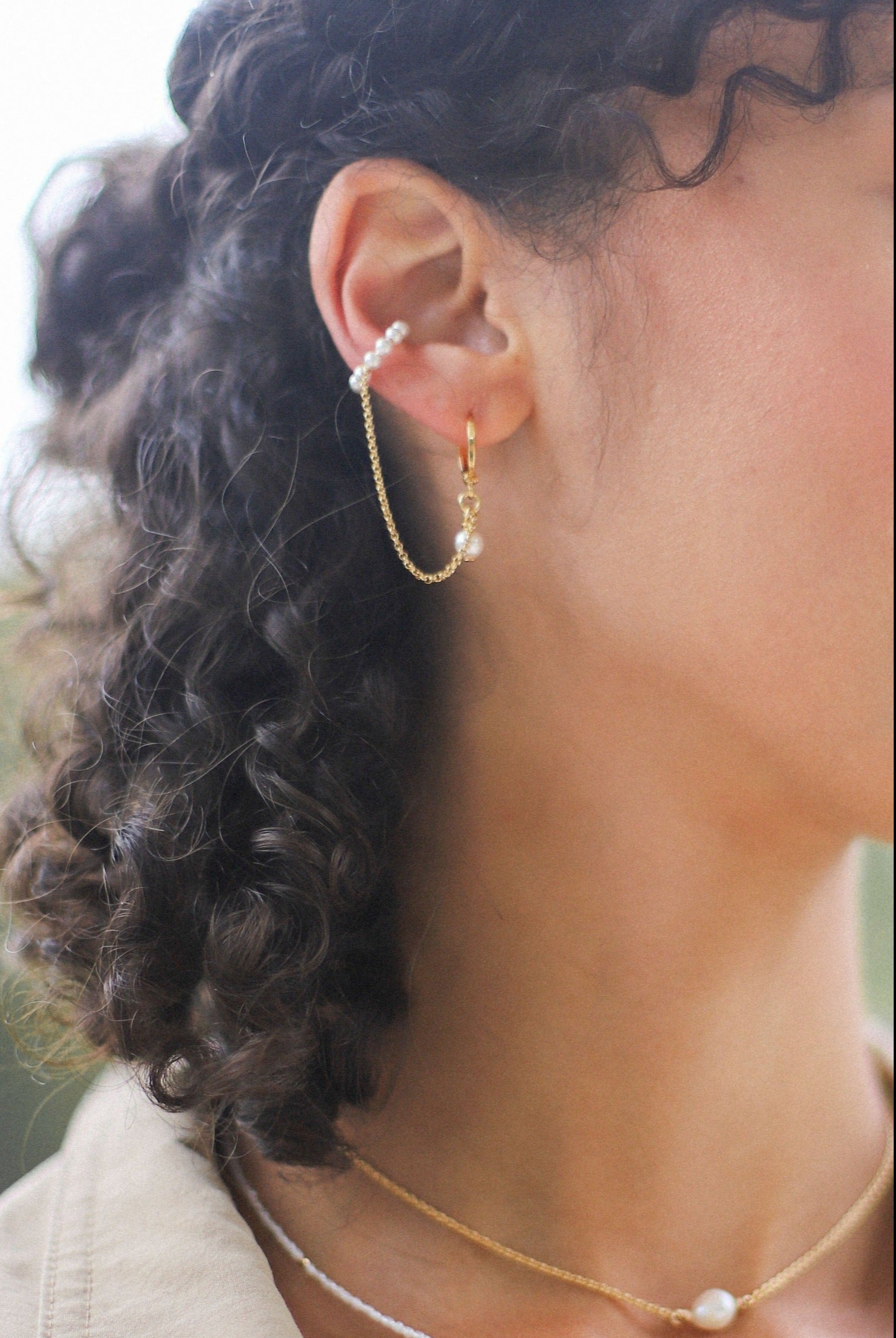 Boucle d'oreille Diane avec un faux piercing en perles nacres. Plaqué or 24 carats.